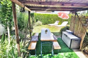日内瓦Maison des pilotes的凉棚下的野餐桌和长凳