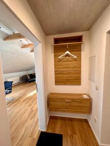 Gennachblick的走廊上设有衣柜和木地板