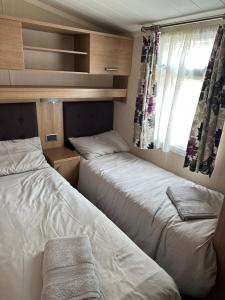 浦耳Sea Breeze Cabin的小型客房 - 带2张床和窗户