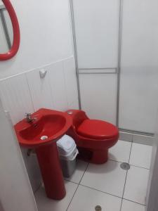 伊基托斯Casa Grande的一间带红色卫生间和红色盥洗盆的浴室