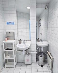 瓦乌布日赫Noclegi Wałbrzych Centrum的白色的浴室设有两个盥洗盆和镜子