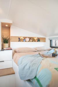 Refuge Bay's Aqua Tiny Home - Luxury Off Grid Escape的一间卧室配有一张大床和一张书桌