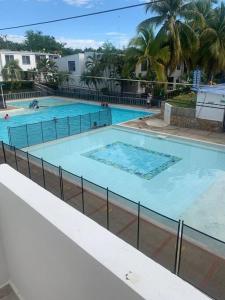 里考尔特Amazing Home Ricaurte-Casa verano piscina-Aire acondicionado的一座大型游泳池,其中有2人