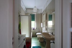 博洛尼亚Casailaekobe的浴室设有2个卫生间、水槽和镜子