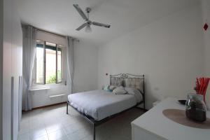 博洛尼亚Casailaekobe的白色的卧室设有床和窗户