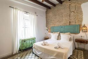 赫雷斯-德拉弗龙特拉Kala Ático - Apartamento Centro Jerez的一间卧室配有一张大床和绿色床头板