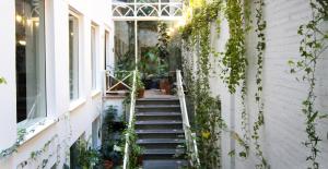 马德里7岛酒店的通往植物丛的建筑的楼梯