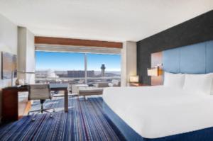 欧文DFW机场君悦酒店的酒店客房设有一张大床和一张书桌。