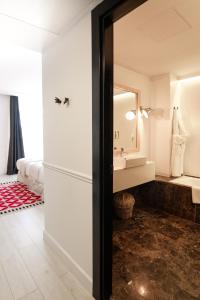 马德里7岛酒店的一间带水槽和镜子的浴室