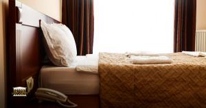 普里什蒂纳派拉蒙酒店的卧室里一张带两条毛巾的床
