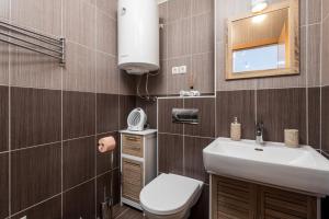 马考巴尔贾Nora的一间带卫生间、水槽和镜子的浴室