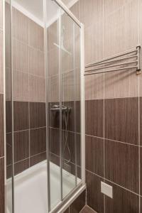 马考巴尔贾Nora的浴室里设有玻璃门淋浴
