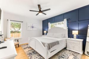 圣奥古斯丁Serenity Pearl Escape的卧室配有白色的床和蓝色的墙壁