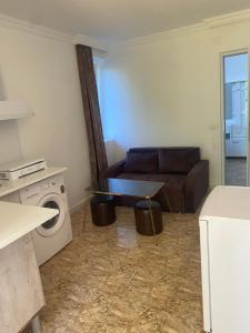 高尼奥Maguli Home Gonio的带沙发和洗衣机的客厅