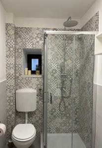 巴勒莫Casina al 32的一间带卫生间和玻璃淋浴间的浴室