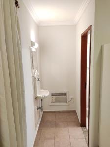 圣保罗雅各热酒店的客房内设有带水槽和卫生间的浴室
