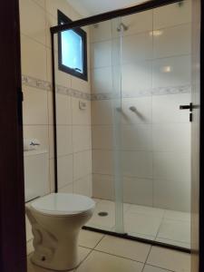 圣保罗雅各热酒店的一间带卫生间和玻璃淋浴间的浴室