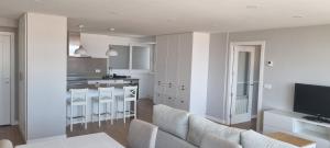 维戈Vigo al Mar的带沙发的客厅和厨房