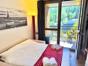 巴多尼奇亚[Paradiso di Montagna sulle piste da sci]的酒店客房 - 带一张床、两条毛巾和一个阳台