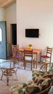 阿斯塔科斯By the sea的客厅配有桌椅和电视。