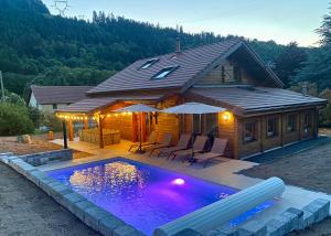 普兰凡Gîte Chalet avec bain nordique et piscine 11 pers Hautes Vosges的一座房子前面设有游泳池