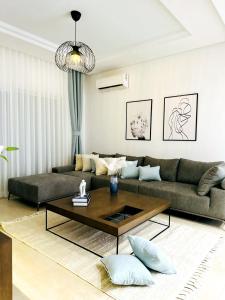 A Luxury 2BR with Big Pools Perfect for Family Summer Escape!的休息区