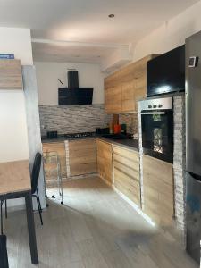 PaloCasa Marina的厨房配有木制橱柜和烤箱。