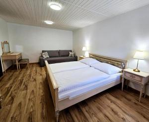 班斯卡 - 什佳夫尼察UV Apartmány的一间卧室配有一张大床和一张沙发