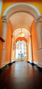 波哥大Hotel Artistico的一间空房间,设有橙色的墙壁和大窗户