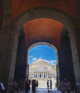 那不勒斯Civico Sedici的拱门旁的建筑景观