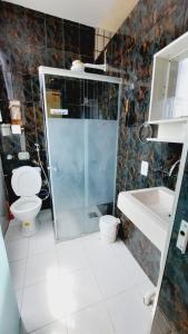瓜拉派瑞Guarapari com elevador, Wi-Fi, TV com Smart, vista e estacionamento的带淋浴、卫生间和盥洗盆的浴室