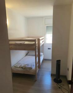 马尔格莱特德玛Apartamento Malgrat de mar的小房间设有两张双层床和电视