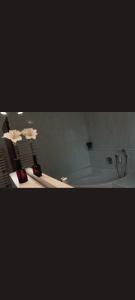 灵斯海姆Self CheckIn Hotel Heckenrose Lorin的浴室配有盥洗盆和浴缸。