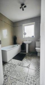 伦敦德里The Bay house的带浴缸、卫生间和盥洗盆的浴室