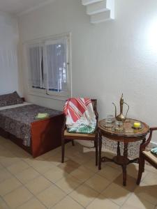 瓜尔达马尔·德尔·塞古拉CASA ALEX的客厅配有床、桌子和桌子。