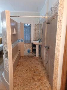 瓜尔达马尔·德尔·塞古拉CASA ALEX的设有带步入式淋浴间和盥洗盆的浴室