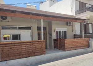 帕拉代西翁Nikolettas Studios Traditional House的房屋一侧的木栅栏