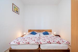 波利亚纳Seaside holiday house Preko, Ugljan - 21106的一间卧室配有一张带两个枕头的床