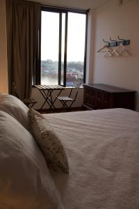 加亚新城Jardim do Morro Places的一间卧室设有一张床和一个大窗户