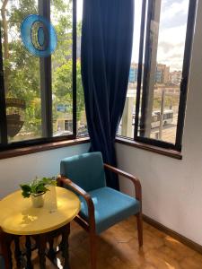 加亚新城Jardim do Morro Places的窗户客房内的蓝色椅子和桌子