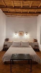 奥伊俄贞Sel d Ailleurs, Atlas Mountain Retreat - adults only的卧室配有一张带两盏灯的墙壁床。