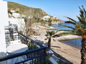 Grikos银滩酒店的享有海滩美景的阳台
