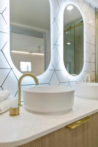 努萨角诺萨蓝色度假酒店的浴室设有白色水槽和镜子