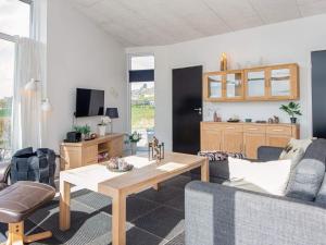 奥本罗Holiday home Aabenraa LXXIV的客厅配有沙发和桌子