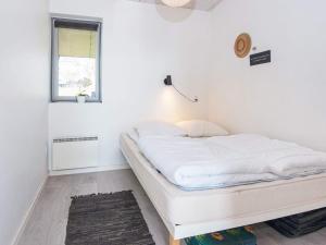 奥本罗Holiday home Aabenraa LXXIV的窗户客房内的一张白色床