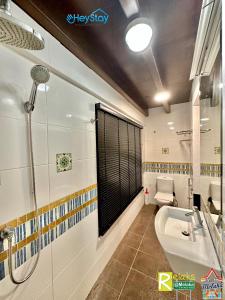 马六甲Wayfarer Guest House Jonker Street Melaka By Heystay Management的带淋浴、盥洗盆和卫生间的浴室