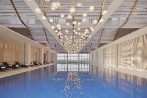 义乌义乌万豪行政公寓的一座带吊灯的游泳池