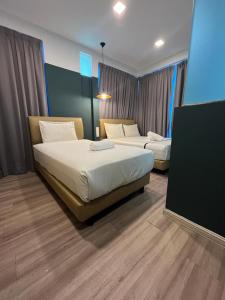 莎阿南Smile Hotel Subang Airport的一间酒店客房,设有两张床和电视