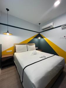 莎阿南Smile Hotel Subang Airport的一间卧室,卧室内配有一张大床