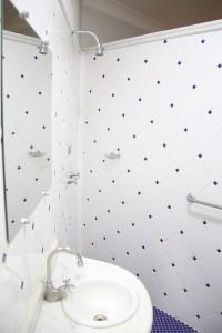 费尔南多波利斯SAFIRA MOTEL II的白色的浴室设有水槽和卫生间。